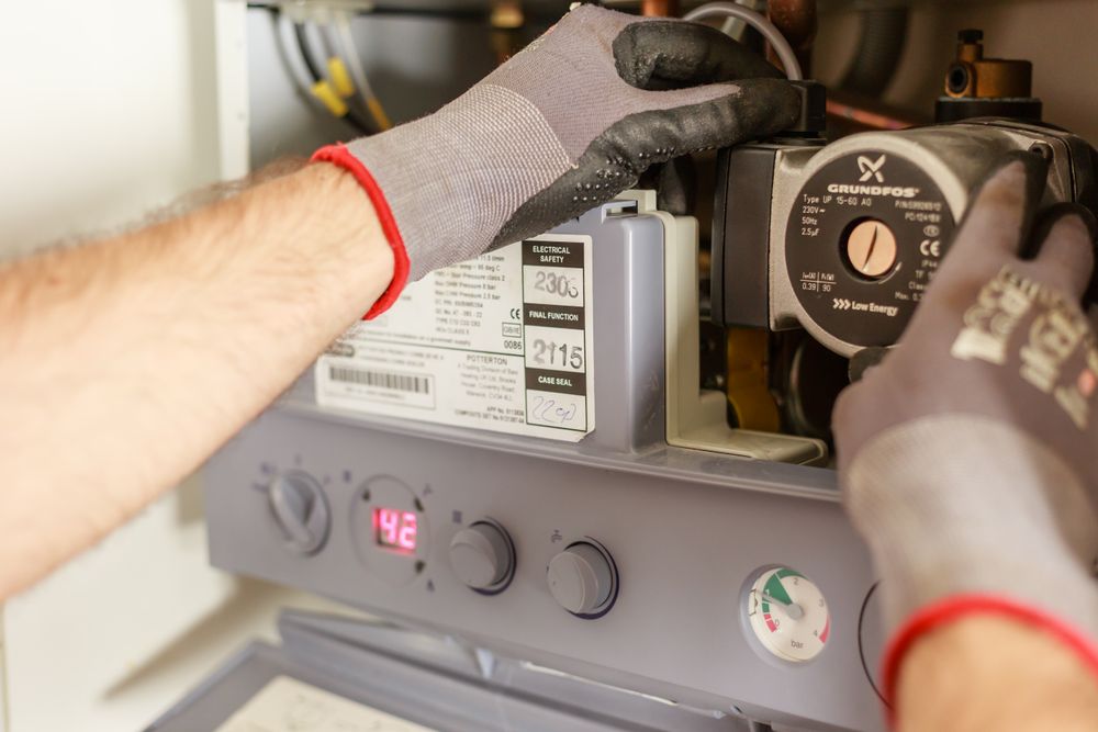 Technicien intervenant sur un système de chauffe-eau