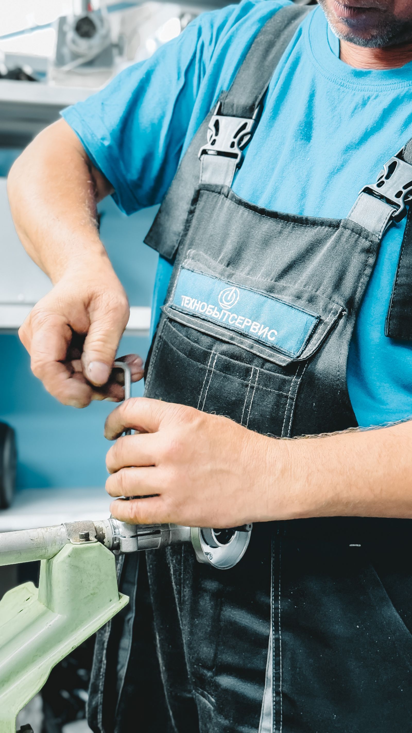 Réparation d’une canalisation par un plombier